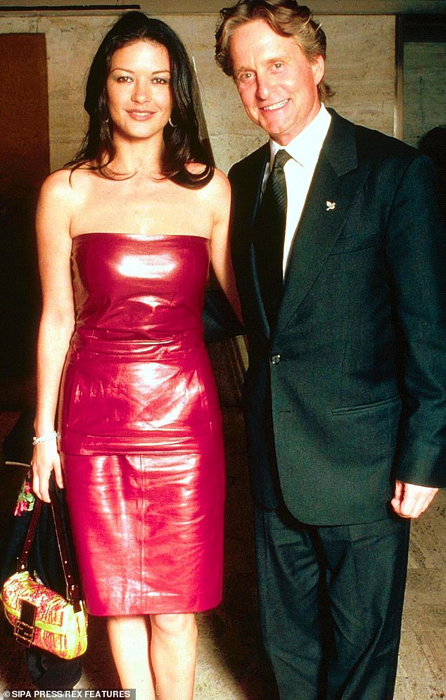 Par se upoznao 1996. na filmskom festivalu u Deauvilleu, dok je Michael promovirao Savršeno ubojstvo, a Catherine je bila tamo za svoj film, The Mask of Zorro (na slici 1999.)
