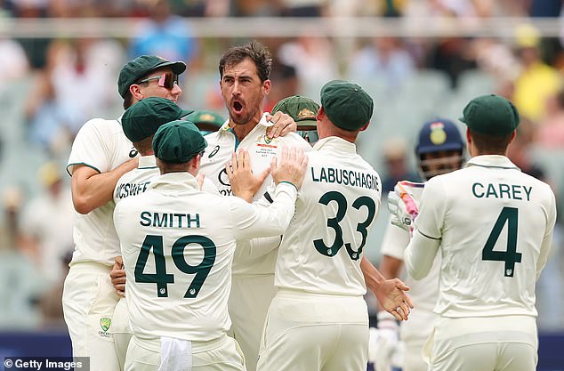 Mitchell Starc slavi sa suigračima nakon što je prvom loptom u Adelaide testu uzeo vratnicu Yashasviju Jaiswalu koji je otvarao