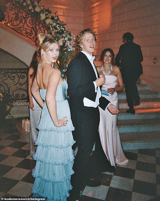 Došlo je nakon što je izvor blizak njezinoj majci Gwyneth rekao za DailyMail.com da je Apple 'djevojka', a ne 'zla djevojka', nakon što je njezino ponašanje na balu debitantica podiglo obrve