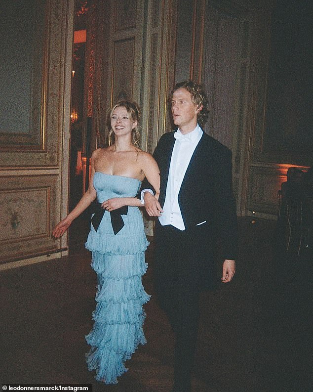 U drugom virusnom videu viđena je kako prevrće očima dok je razgovarala sa svojim prijateljem, grofom Leom Henckelom von Donnersmarckom, koji ju je pratio na blještavom događaju; viđeni zajedno