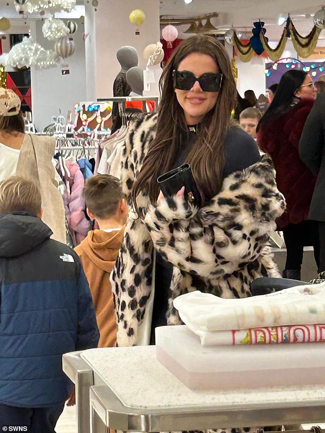 Khloe Kardashian i Kris Jenner u četvrtak su započele božićnu kupovinu u Ujedinjenom Kraljevstvu jer su viđene u Selfridgesu u Londonu