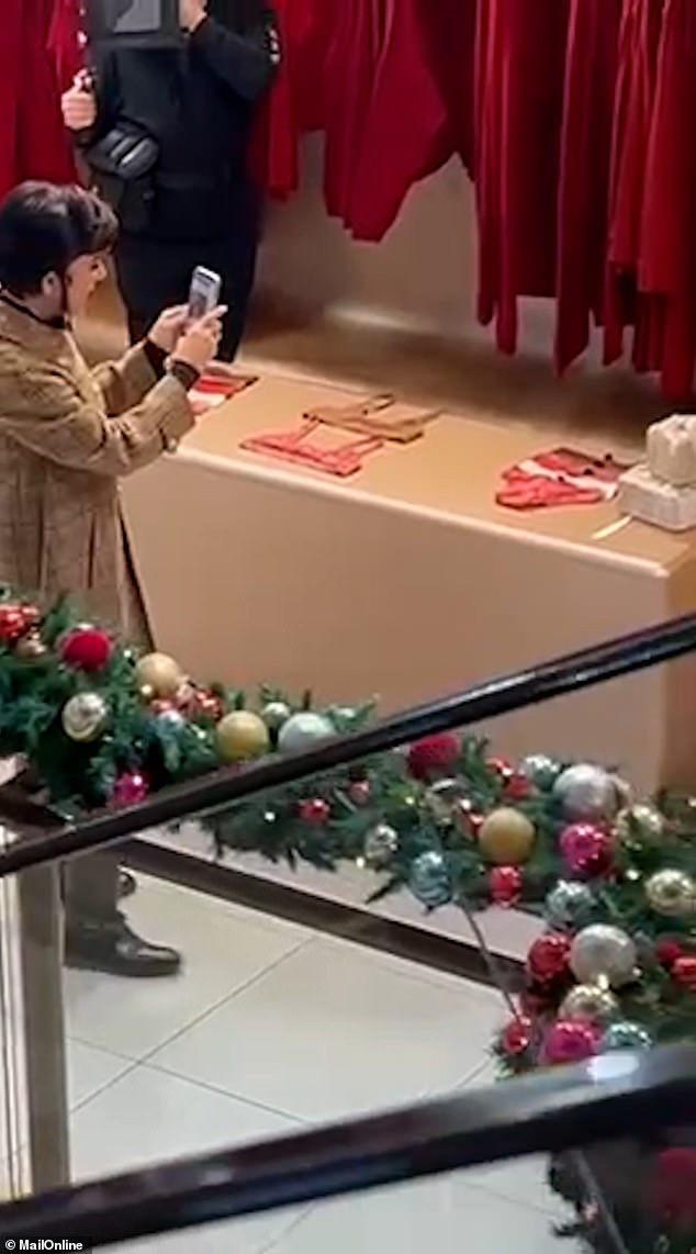 Kris je uočen kako uzbuđeno snima novi SKIMS pop up u znak podrške Kim