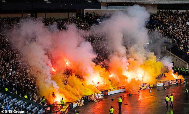 Navijači su zapalili pirotehniku ​​na polufinalu Premier Sports Cupa s Motherwellom i Rangersom