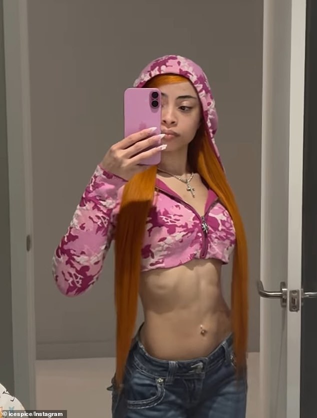 Ice Spice, 24, pokazala je svoju fit formu dok je pljeskala kritičarima zbog svog nedavnog gubitka težine, objavivši ilustraciju napuhanog Spužva Boba.