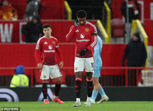 Unatoč dovođenju niza napadačkih igrača, United nije mogao pronaći prijeko potreban kvalifikator