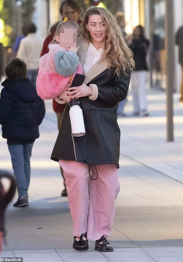 Amber Heard (38) blistala je dok je u petak izlazila u Madrid sa svojom kćeri