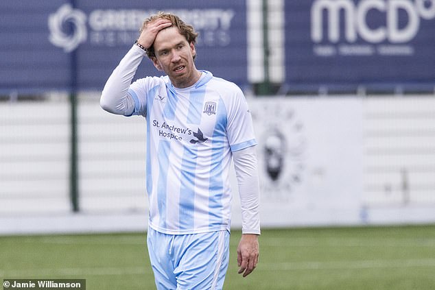 Gartcairn je optužen da je izbacio napadača Roberta Thomsona kada nije imao pravo igrati