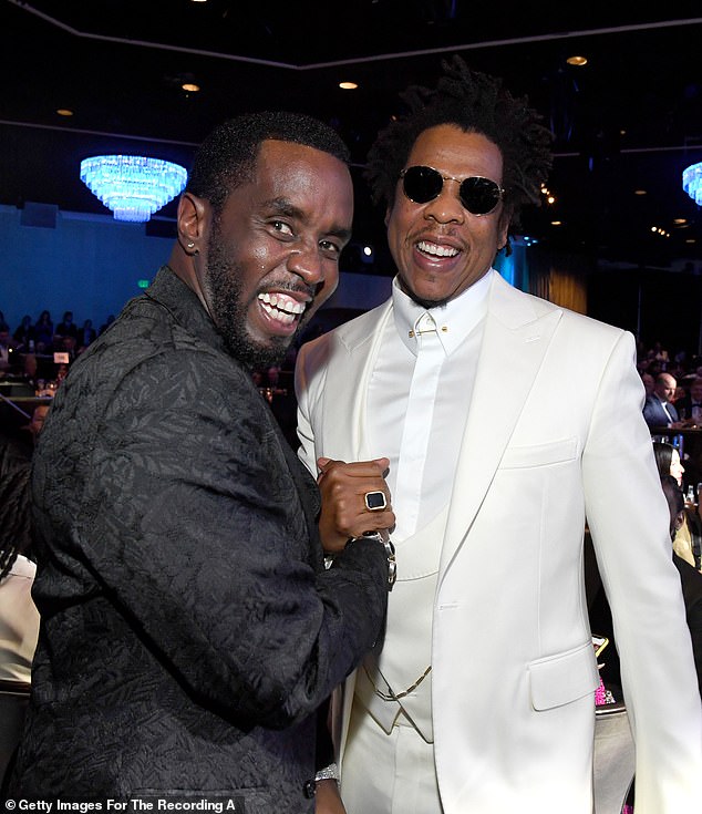 Jay-Z (rođen kao Shawn Carter) je usred pravnog rata protiv odvjetnika Tonyja Buzbeeja, čija ga je klijentica Jane Doe optužila da ju je silovao u dobi od 13 godina 2000. zajedno s Diddyjem (L, na slici 2020.) u građanskoj parnici