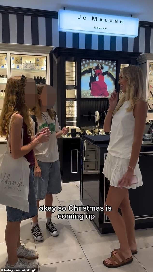 Annie (26) se u nedjelju oglasila na društvenim mrežama kako bi podijelila snimku na kojoj se vidi kako ulazi u božićni duh, nudeći darove za dvoje kupaca tinejdžera