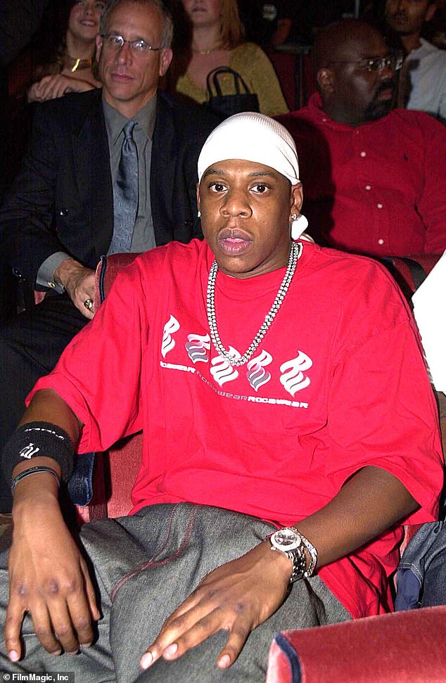 Jay-Z snimljen tijekom dodjele MTV Video Music Awards 2000. u Radio City Music Hallu u New Yorku, događaj koji je njegov tužitelj naveo u pravnim dokumentima kao događaj koji je prethodio njenom napadu