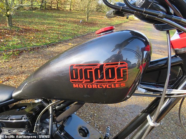Izgradio ga je Big Dog Motorcycles u Kansasu godine "stara škola" hard tail chopper style