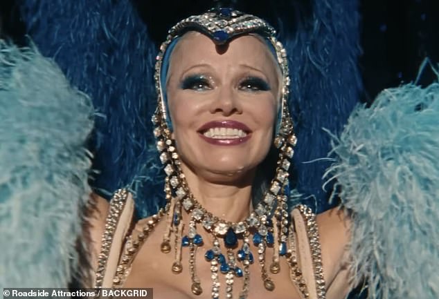 The Last Showgirl premijerno je prikazan još u rujnu na Međunarodnom filmskom festivalu u Torontu, au kina u Sjedinjenim Državama stigao je u petak, 13. prosinca; Pamela viđena u filmu