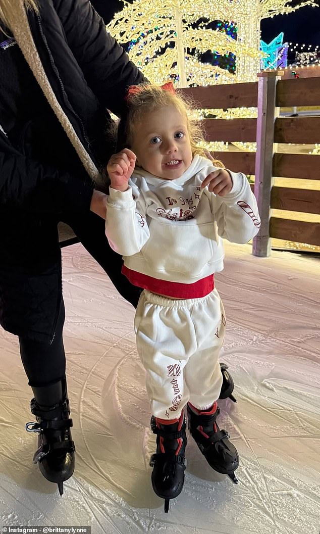 Sterling Mahomes obuo je klizaljke i zauzeo led uz pomoć odrasle osobe