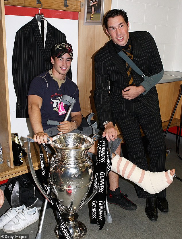 Gospodin Voyce i Danny Cipriani poziraju s peharom nakon pobjede u finalu Guinness Premiershipa 2008.