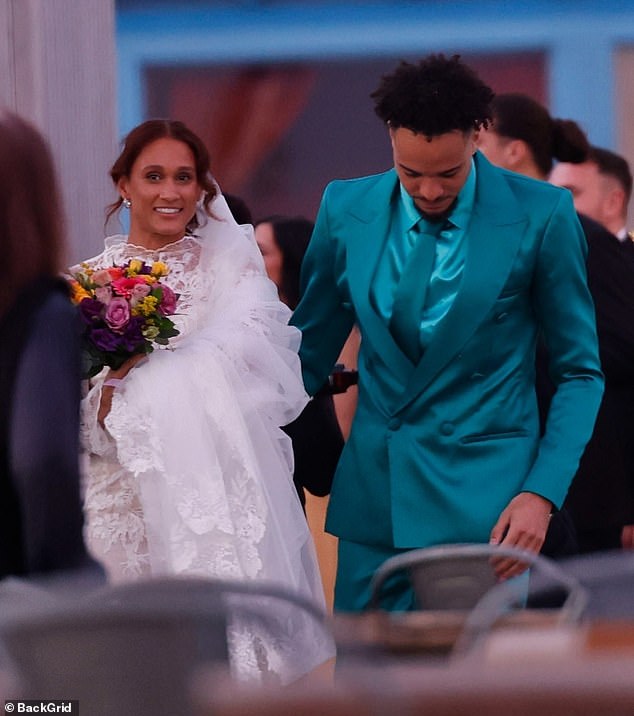 Za ceremoniju, košarkaš Marley skrojio je ljupku figuru u živopisnom teal kostimu, sastavljenom od satenske košulje, pripijenog sakoa, krojenih hlača i kravate