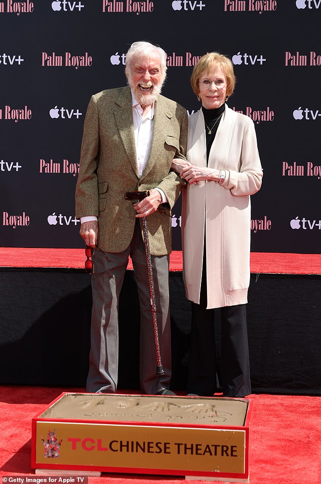 Van Dyke je također izrazio nadu da će njegova 'zajednica u Serra Retreatu preživjeti ove strašne požare'; slikano s Carol Burnett u lipnju u Hollywoodu