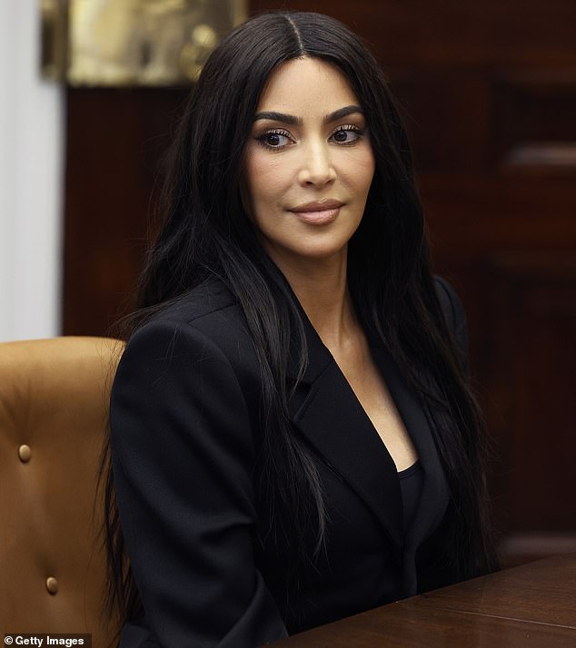 A sada je obožavatelji Kardashian ¿ koja od 2018. studira za odvjetnicu ¿ mole da intervenira i pomogne Mangioneu u njegovoj pravnoj borbi; Kardashian viđena u Bijeloj kući u travnju 2024