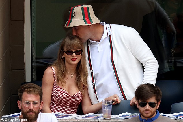 Izvor je nedavno obavijestio Us Weekly da Swift ima namjeru uzeti dugu stanku sada kada je turneja gotova; Swift i Kelce viđeni u rujnu u New Yorku