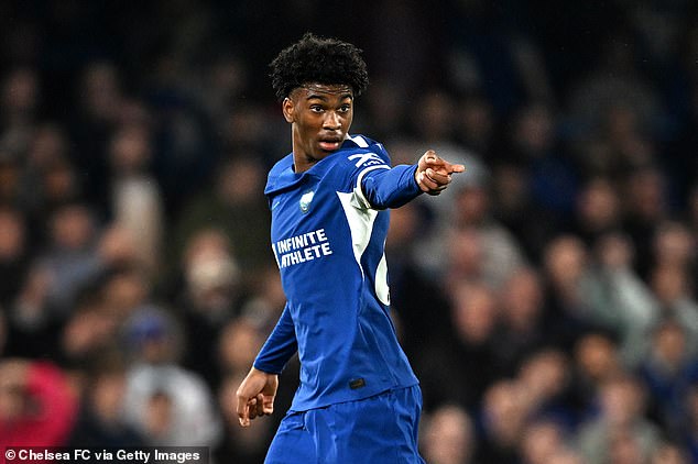 Zvijezda u usponu Josh Acheampong, zvijezda akademije koji je bio uključen u svađu oko ugovora, jedan je od onih koji su putovali