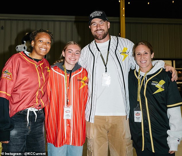 Travis Kelce pozira tijekom nedavnog dobrotvornog rada s 'Ignition Labom' u Kansas Cityju