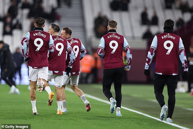 West Ham je odao počast Antoniju uoči svoje 2-1 pobjede nad Wolvesima u ponedjeljak
