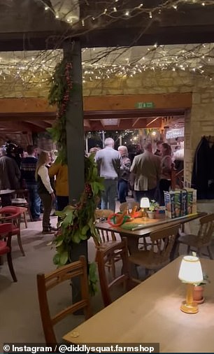 Pomjerila je kameru po pubu, koji je, čini se, bio pun posjetitelja tijekom blagdanskog razdoblja