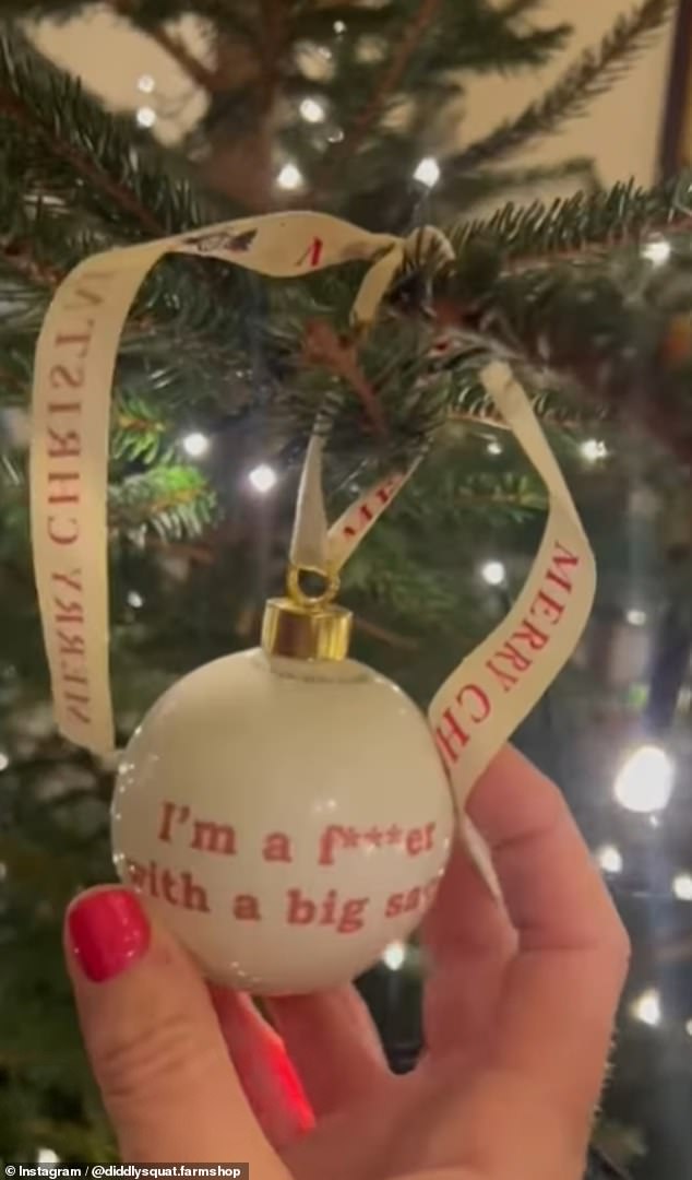 Pokazala je kuglicu na kojoj je pisalo: I am af***er with a big sack, uz crtež Jeremyja u kapi Djeda Mraza pored vrećica punih darova