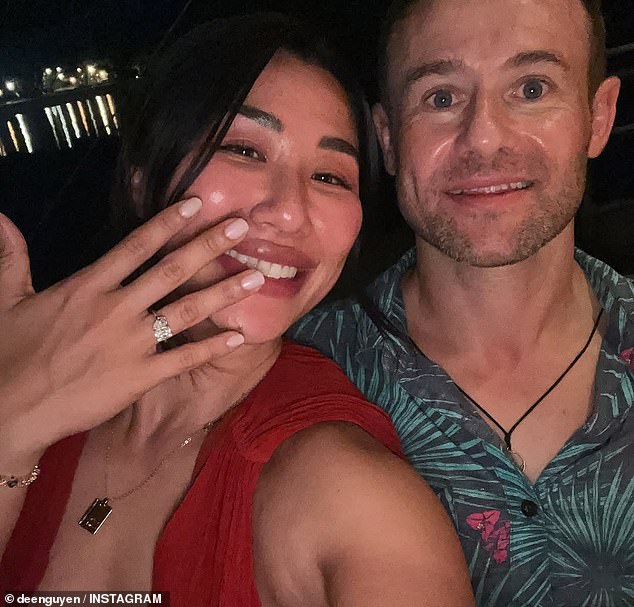 U naslovu je Dee opisala povijest svoje veze sa svojim zaručnikom. 'Prije 2 godine nazvao sam te 