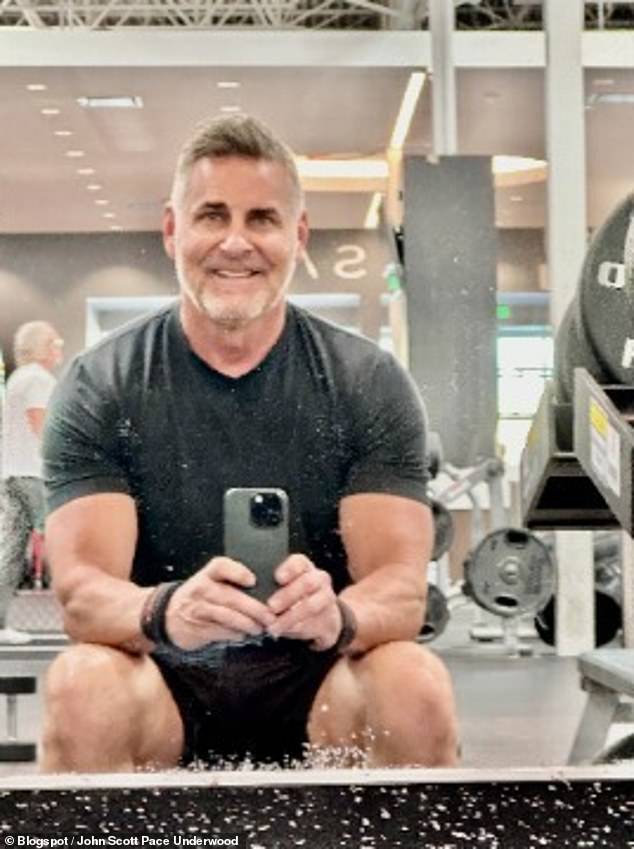 Bateman također tvrdi da Underwood nije održavao udaljenost od 25 stopa od nje, kako zahtijeva zaštitni nalog