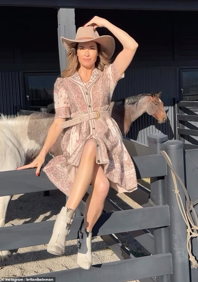 Bateman optužuje Underwooda za raspolaganje bračnom stečevinom ¿ posebno sredstvima na njihovom poslovnom računu i bračnim dionicama ¿ bez njezina pristanka, preusmjeravanjem njezine osobne pošte i uzrokujući propust u njezinoj polici životnog osiguranja