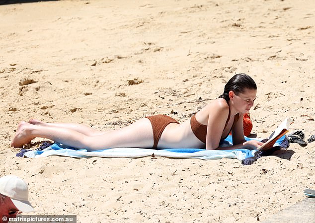 Izašavši bez trunke šminke na vidiku, Lucia je dopustila da njezina prirodna ljepota zablista dok se sunčala na ručniku za plažu