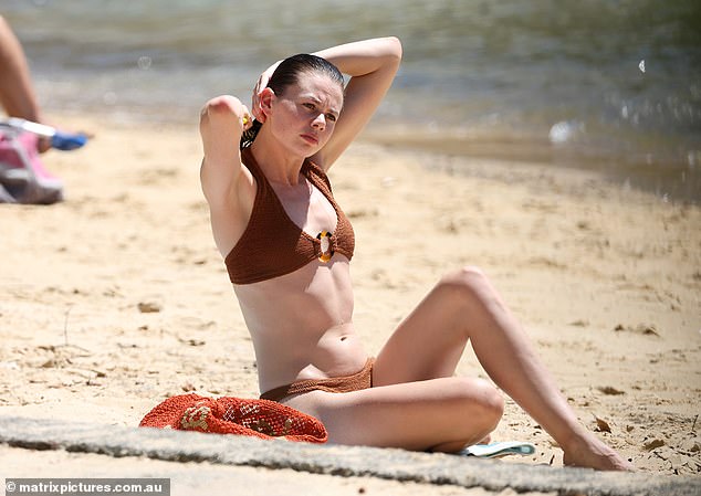 Lucia Hawley (26) (na slici) izazvala je ubrzanje srca u četvrtak kada se skinula u smeđi bikini kako bi upila malo sunca na plaži u Sydneyu