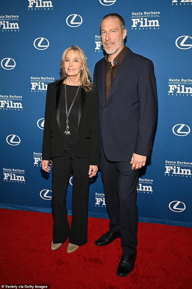 Bo Derek izgledala je nevjerojatno dok se u srijedu pridružila svom suprugu Johnu Corbettu na Međunarodnom filmskom festivalu u Santa Barbari