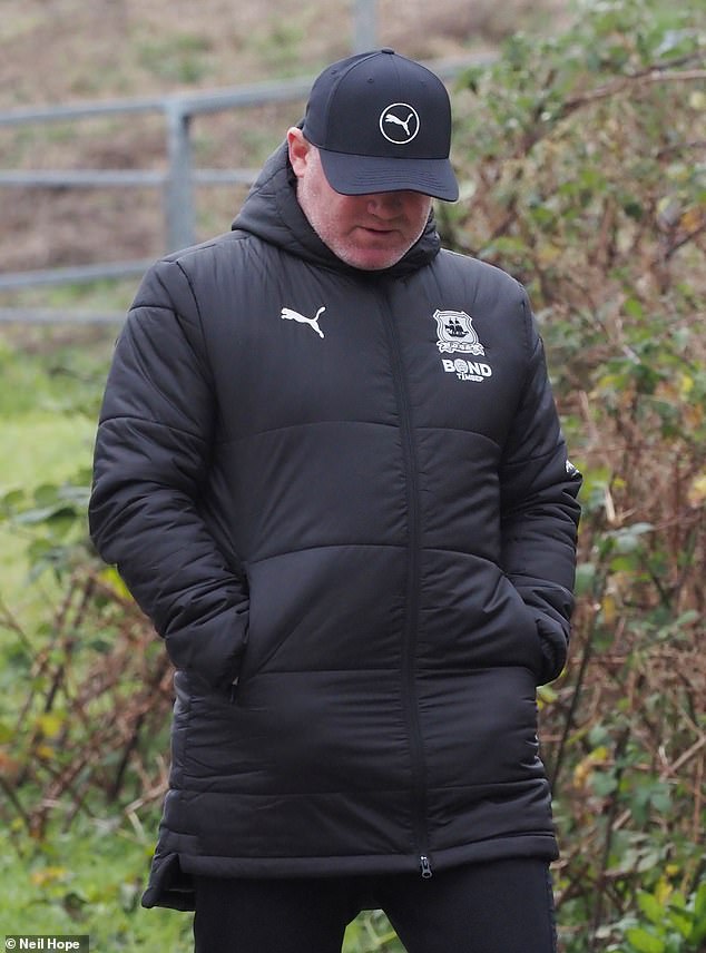Pritisak na Waynea raste nakon što je njegova ekipa Plymouth Argyle pretrpjela uzastopne poraze od Bristol Cityja i Norwicha i navodno se 'bori da spasi svoj posao'