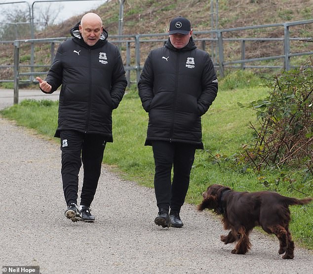 Bila je to još jedna bolna noć za Waynea, čiji je Plymouth u utorak poražen kod kuće od Swanseaja s 2-1, što je produžilo njihov niz bez pobjede na pet utakmica