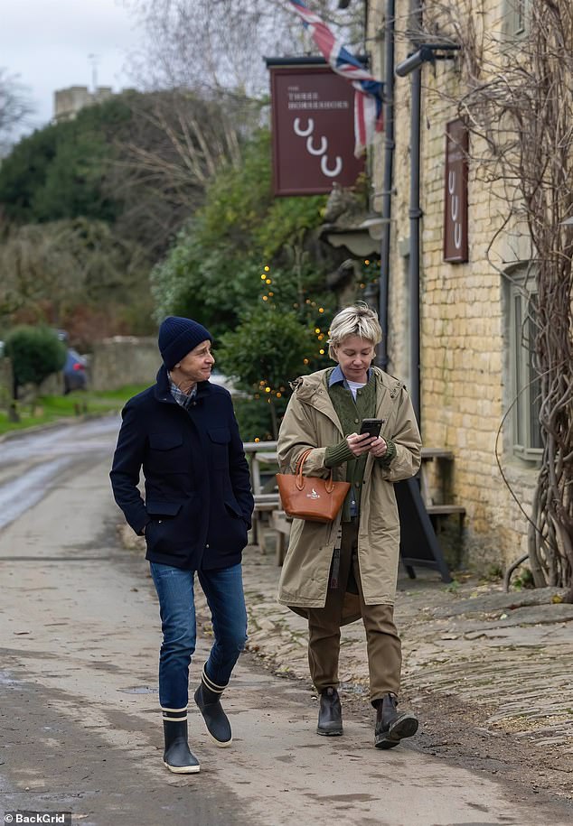 Par je viđen u šetnji pored puba Three Horseshoes u Cotswoldsu
