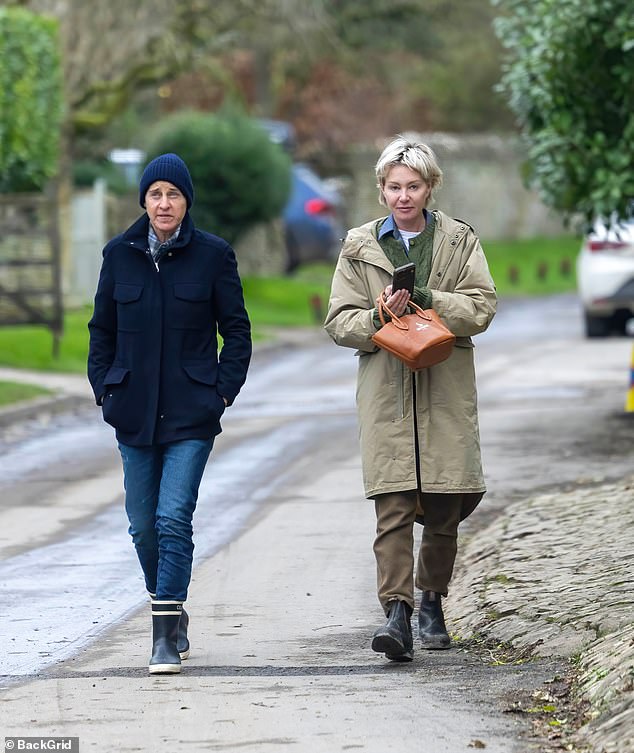 Ellen DeGeneres i njezina supruga Portia de Rossi (desno) snimljene su kako izlaze zajedno po prvi put otkako su se preselile iz sunčane Kalifornije u kišom okupano englesko selo.