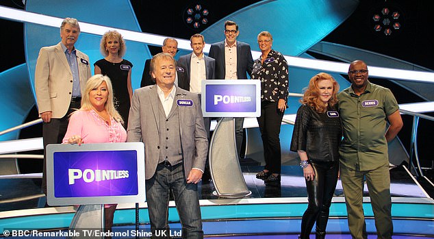 Duncan se vidi lijevo na Pointless Celebrities 2019