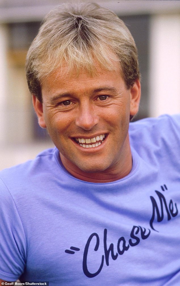 Duncan je bio poznato lice na britanskoj televiziji 1980-ih i bio je poznat po svojoj krilatici 'chase me!' i logorski humor