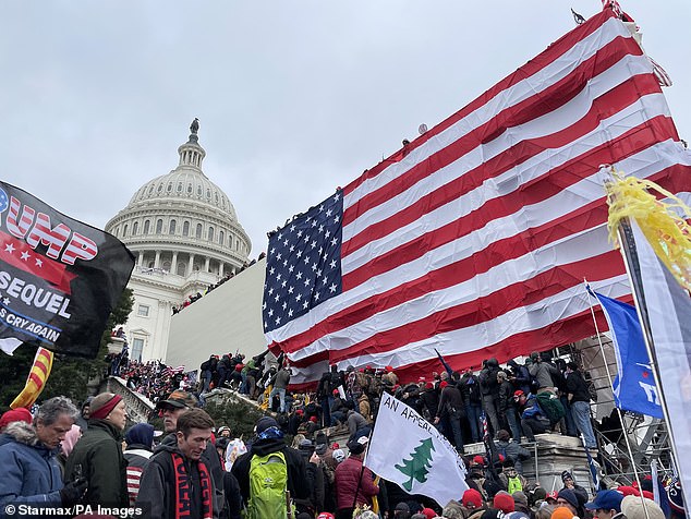 Zgradu Kapitola Sjedinjenih Država u Washingtonu, DC, probile su tisuće prosvjednika tijekom "Stop The Steal" skup potpore predsjedniku Donaldu Trumpu