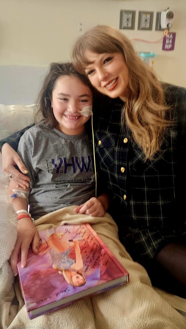 Taylor Swift i Travis Kelce emotivno su posjetili dječju bolnicu u Kansas Cityju u četvrtak, nekoliko dana nakon što je završila svoju turneju The Eras Tour - na slici s pacijenticom Baylee