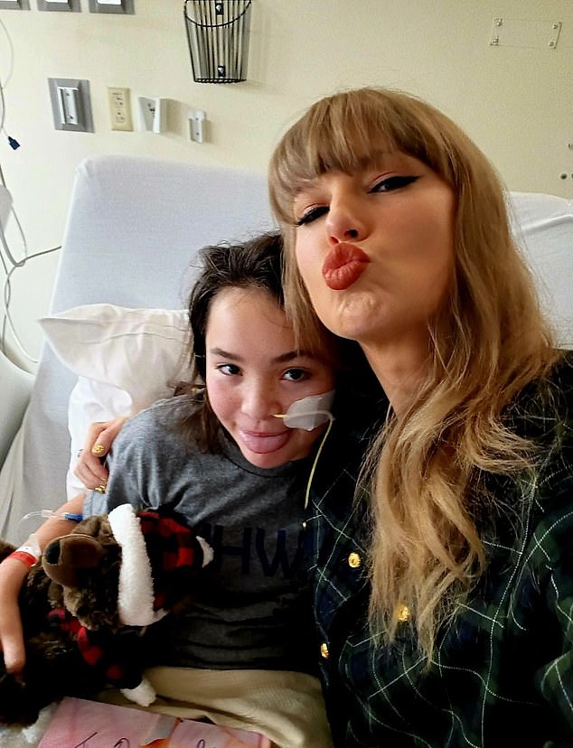 Taylor je izgledala blistavo u kompletu Miu Miu dok je obilježavala svoj prvi javni izlazak od završetka svoje posljednje revije u Vancouveru