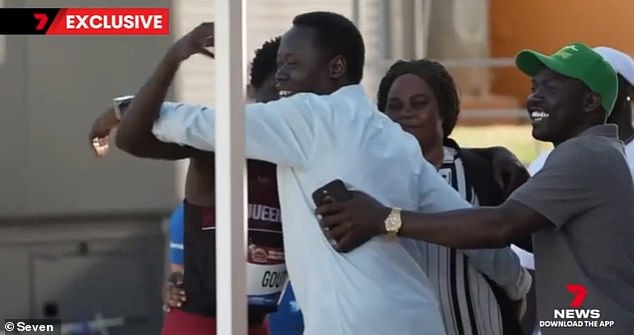 Dolazi unatoč tome što je Goutov otac Bona (na slici, u bijeloj košulji) nedavno potvrdio da se njegov sin zove Guot i izgovara se 'Gwot'