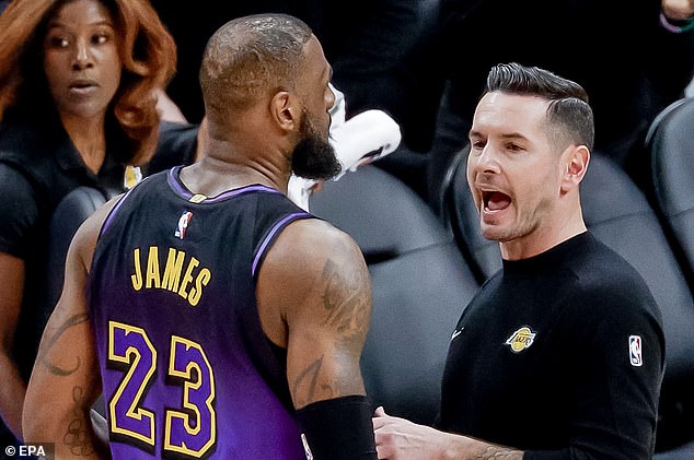 Glavni trener Lakersa JJ Redick (desno) rekao je novinarima da je Jamesu 'oduzeto malo vremena'