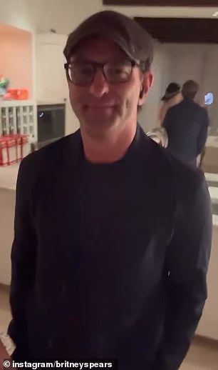 Pjevačica Toxic mogla se vidjeti kako snima kratku rolu zajedno sa svojim bratom i sestrom unutar nečega što je izgledalo kao prostrana hotelska soba