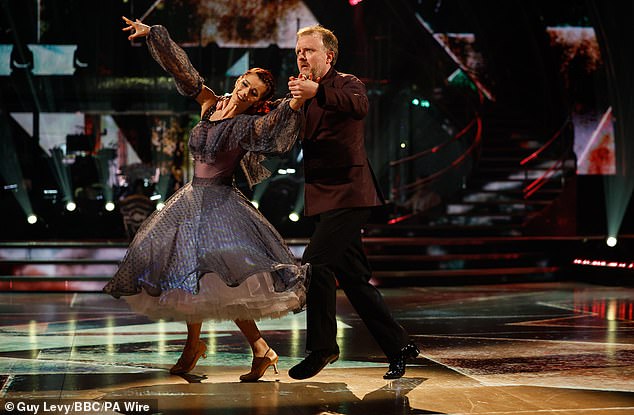 Chris McCausland i Dianne Buswell tijekom generalne probe za subotnji Strictly Come Dancing 7. prosinca
