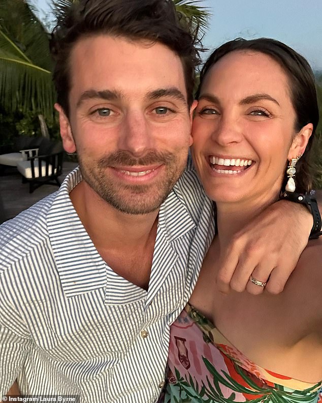 Dolazi nakon što su Laura i njezin suprug Matty Johnson naišli na veliku prepreku u produžetku renoviranja svoje kuće na plaži vrijedne 2,2 milijuna dolara. Oba na slici