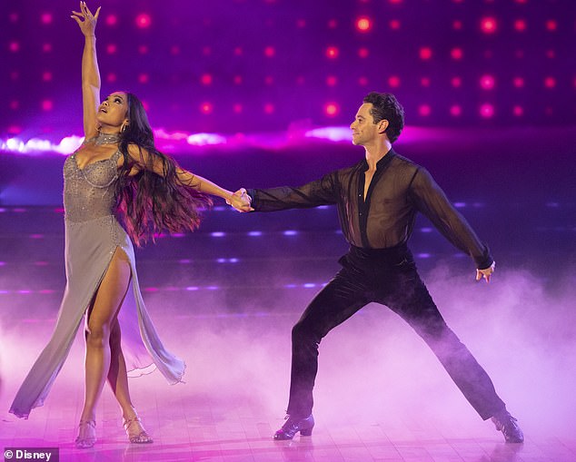 Iako je poznato da Ples sa zvijezdama promovira show takozvanim 'showmancesima', obožavatelji su nagađali da su Tran i Farber više od samo plesnih partnera; viđen u studenom