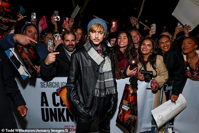 Glumac još nije potvrdio da su plavuše blokovi trajni ili da li je novi izgled perika