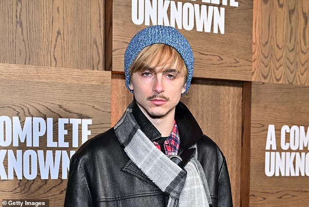 Dečko Kylie Jenner upotpunio je look stavivši ravne plave pramenove ¿ potpuno drugačije od njegove prirodne kovrčave tamnosmeđe kose